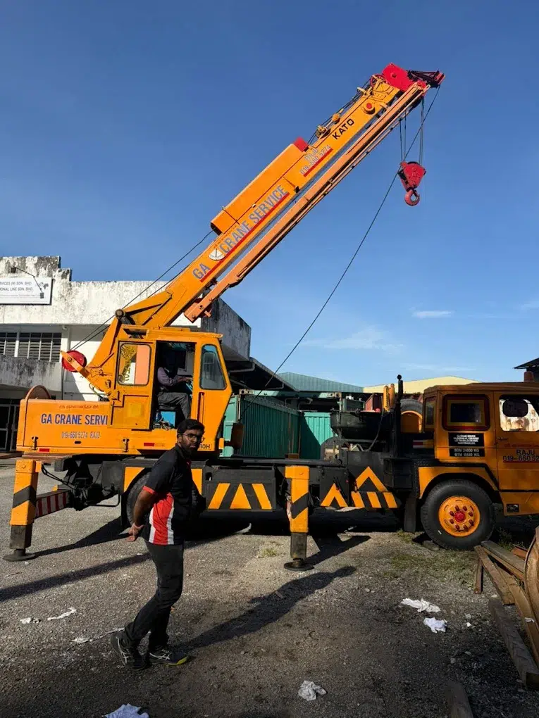 Home Movers Malaysia team handling a large moving project